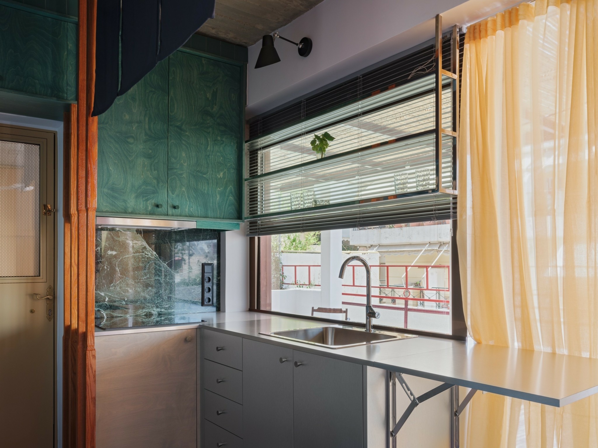 Πώς ένα διαμέρισμα 22 τ.μ. στο Παγκράτι έγινε ένα πλήρες μικρό σπίτι – Υποψήφιο στα Οσκαρ αρχιτεκτονικής