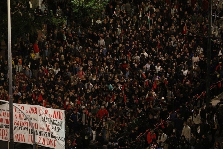 Eπέτειος Πολυτεχνείου: Χιλιάδες κόσμου στην πορεία – Αποκαταστάθηκε η κυκλοφορία στο κέντρο της Αθήνας (pics) (upd)