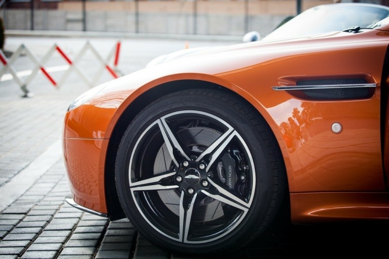 «Βουτιά» πάνω από 16% της μετοχής της Aston Martin – Μειώνει τις προοπτικές για τις παραδόσεις