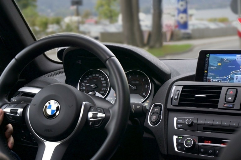 H BMW κόντρα στην ενεργειακή κρίση: Προωθεί το υδρογόνο για τα αυτοκίνητα