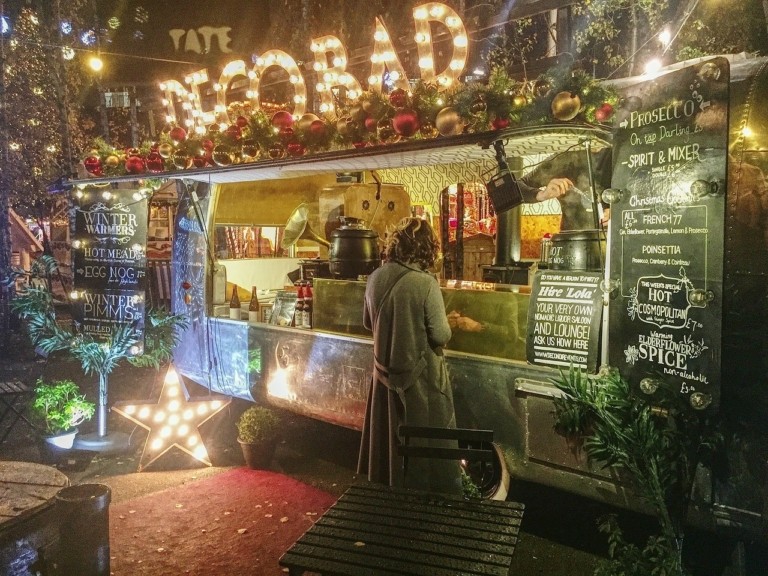 Ακρίβεια: Κόβουν τις δαπάνες για τα Χριστούγεννα οι Βρετανοί