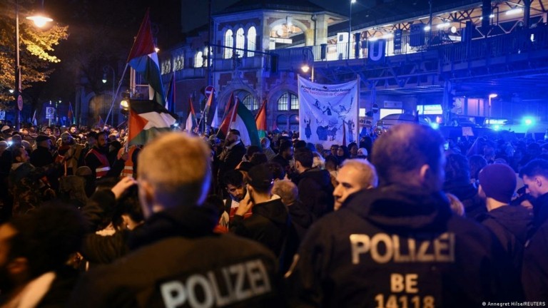 Βερολίνο: Στους δρόμους χιλιάδες διαδηλωτές υπέρ της Παλαιστίνης