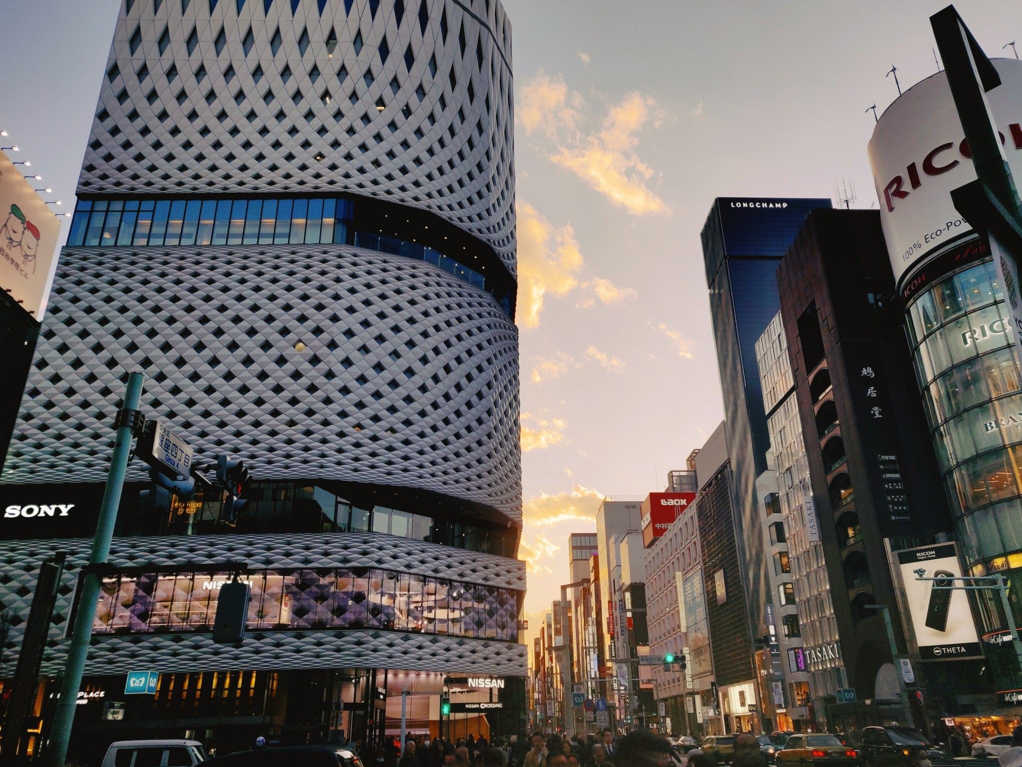 Γκίνζα: Η απόλυτη συνοικία των luxury brands με τα καταστήματα-μνημεία βρίσκεται στο Τόκιο