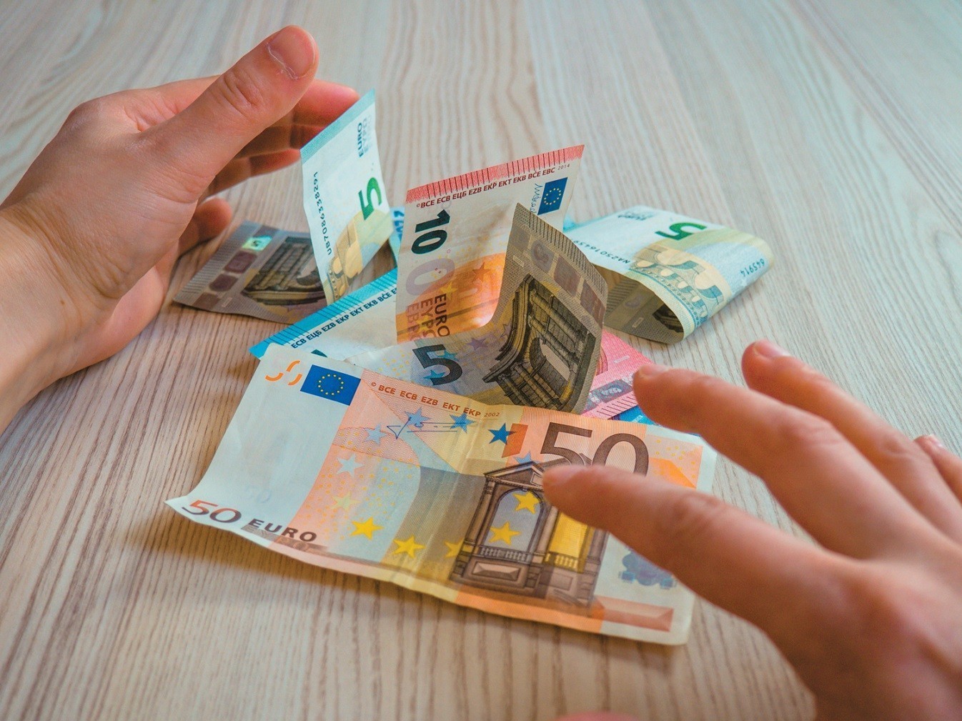 Ειδικό Βοήθημα: Συνεχίζονται οι αιτήσεις για τα 718,50 ευρώ – Ποιοι είναι οι δικαιούχοι