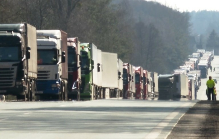Πολωνία: Χιλιάδες Ουκρανοί οδηγοί φορτηγών παραμένουν αποκλεισμένοι λόγω κινητοποιήσεων – 2 νεκροί