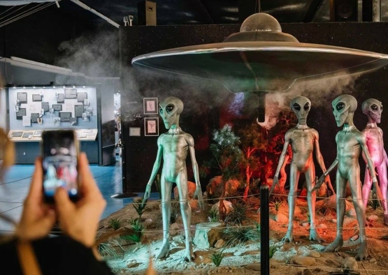 UFO Tours: Η τάση στα ταξιδιωτικά πακέτα που γίνεται ολοένα πιο δημοφιλής