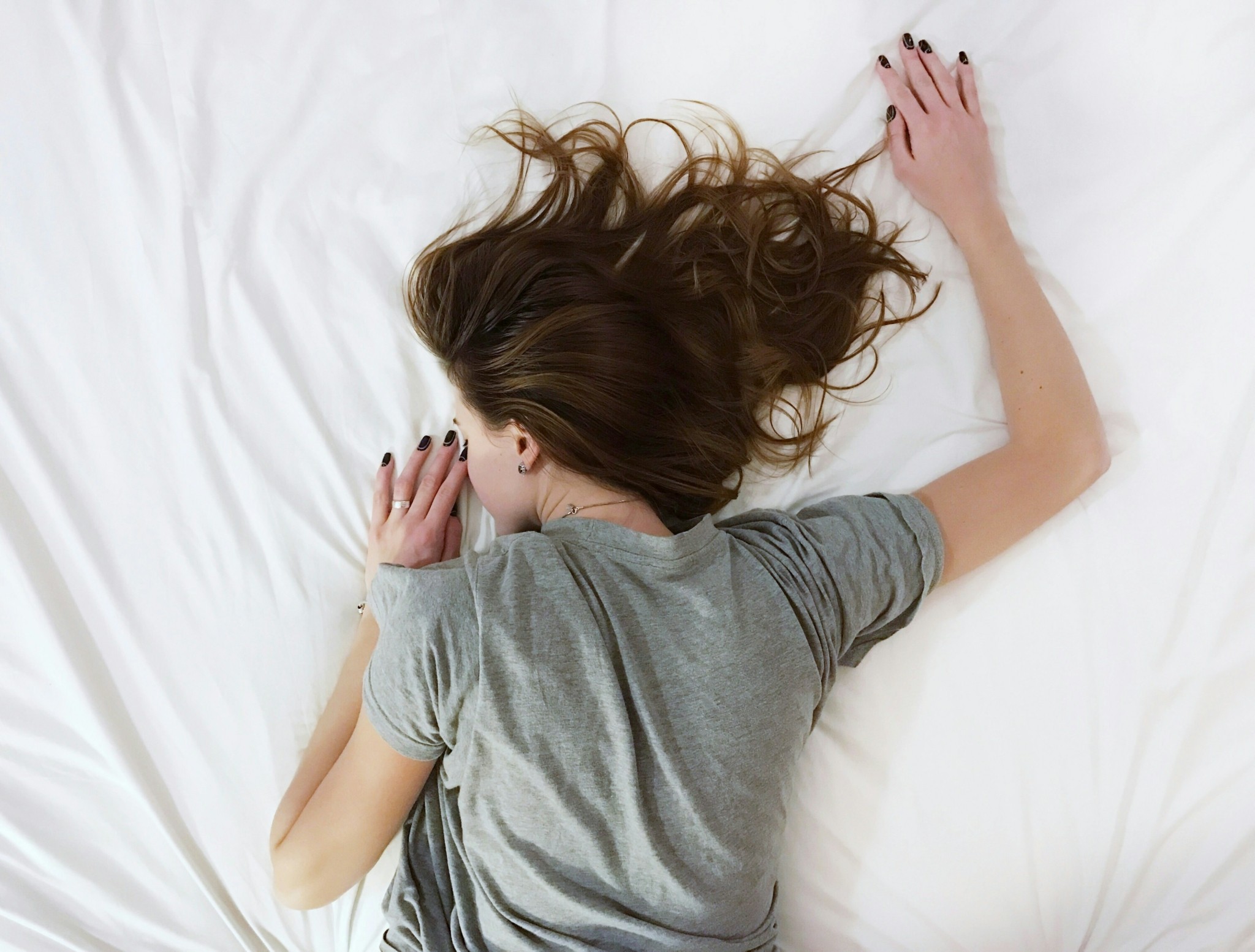 Πώς να σταματήσουμε τις σκέψεις μας για να καταφέρουμε να κοιμηθούμε