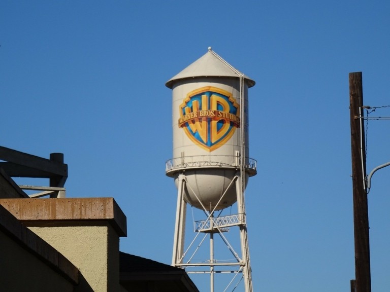 Warner Bros. Discovery: Τρεις μνηστήρες στο ρινγκ με προσφορές δισεκατομμυρίων