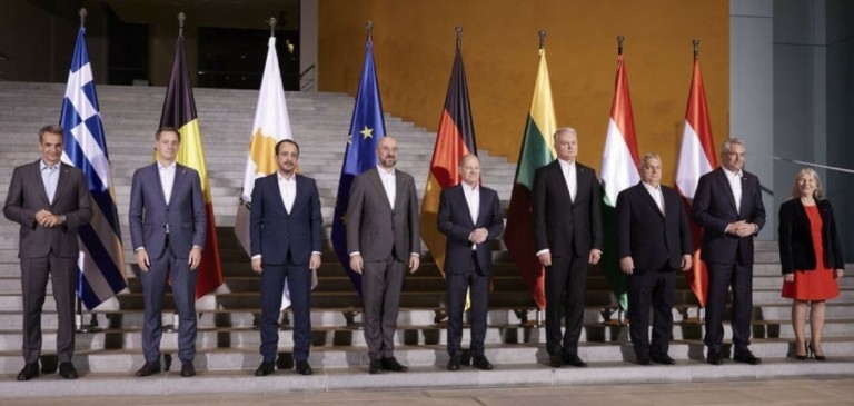 Ο Μητσοτάκης στο δείπνο του Σαρλ Μισέλ με Όλαφ Σολτς και άλλους πέντε ηγέτες της ΕΕ
