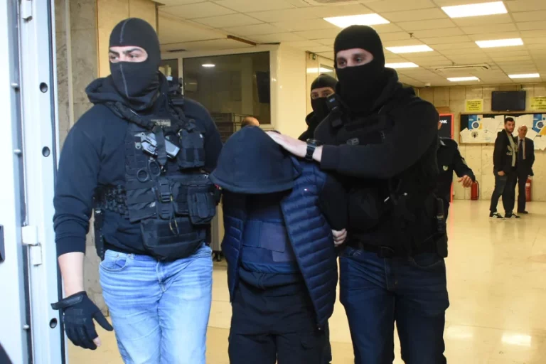 Επεισόδια Ρέντη: «Ήθελα να πετάξω ψηλά τη φωτοβολίδα» λέει ο 18χρονος που τραυμάτισε τον αστυνομικό