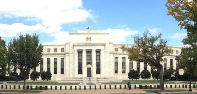 «Χαλινάρι» στις προσδοκίες των αγορών για μειώσεις επιτοκίων βάζουν στελέχη της Fed