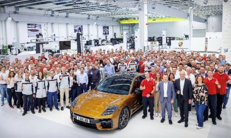Porsche: Ποιο σημαντικό ορόσημο έφτασε στο εργοστάσιο της Λειψίας (tweet + vid)