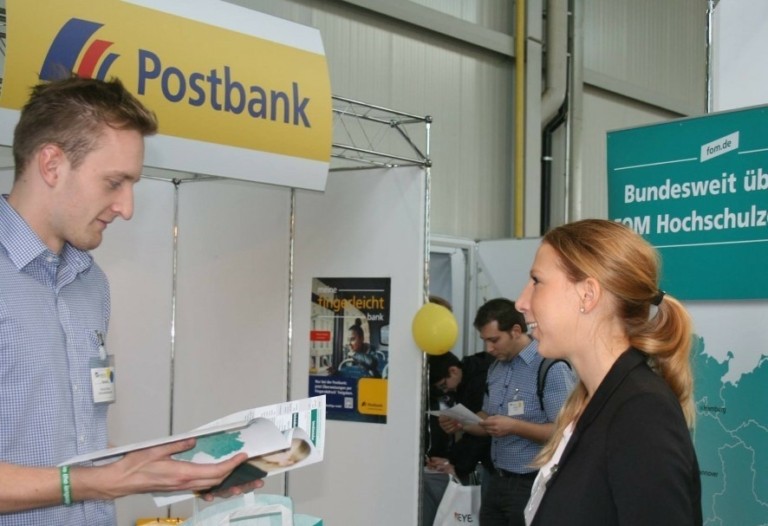Deutsche Bank: Αυξήσεις 15,5% απαιτούν οι εργαζόμενοι της Postbank