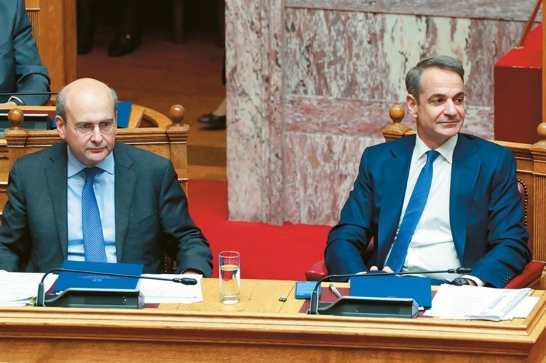 Ανοίγει δημοσιονομικός χώρος για παροχές και φοροελαφρύνσεις