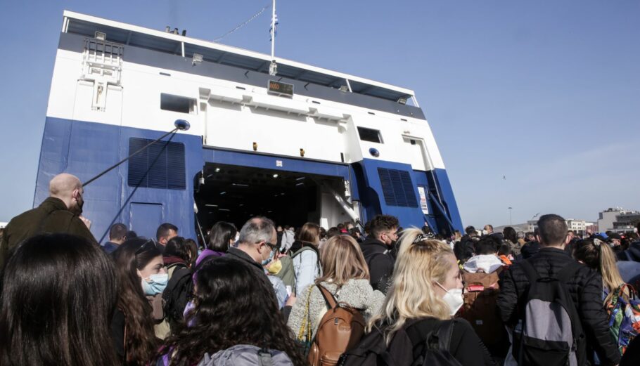 Εκπτώσεις σε ακτοπλοϊκά και αεροπορικά εισιτήρια για τη μετακίνηση αναπληρωτών εκπαιδευτικών | Ειδήσεις για την Οικονομία