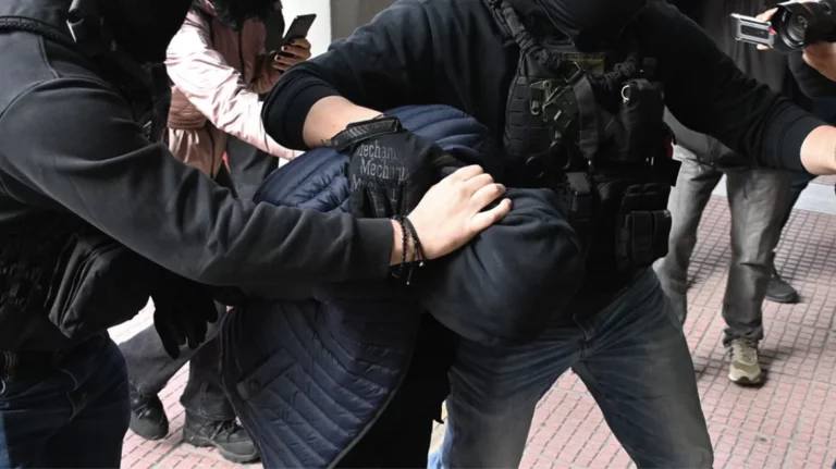 Ρέντη: Στα δικαστήρια ο 18χρονος που πέταξε τη φωτοβολίδα