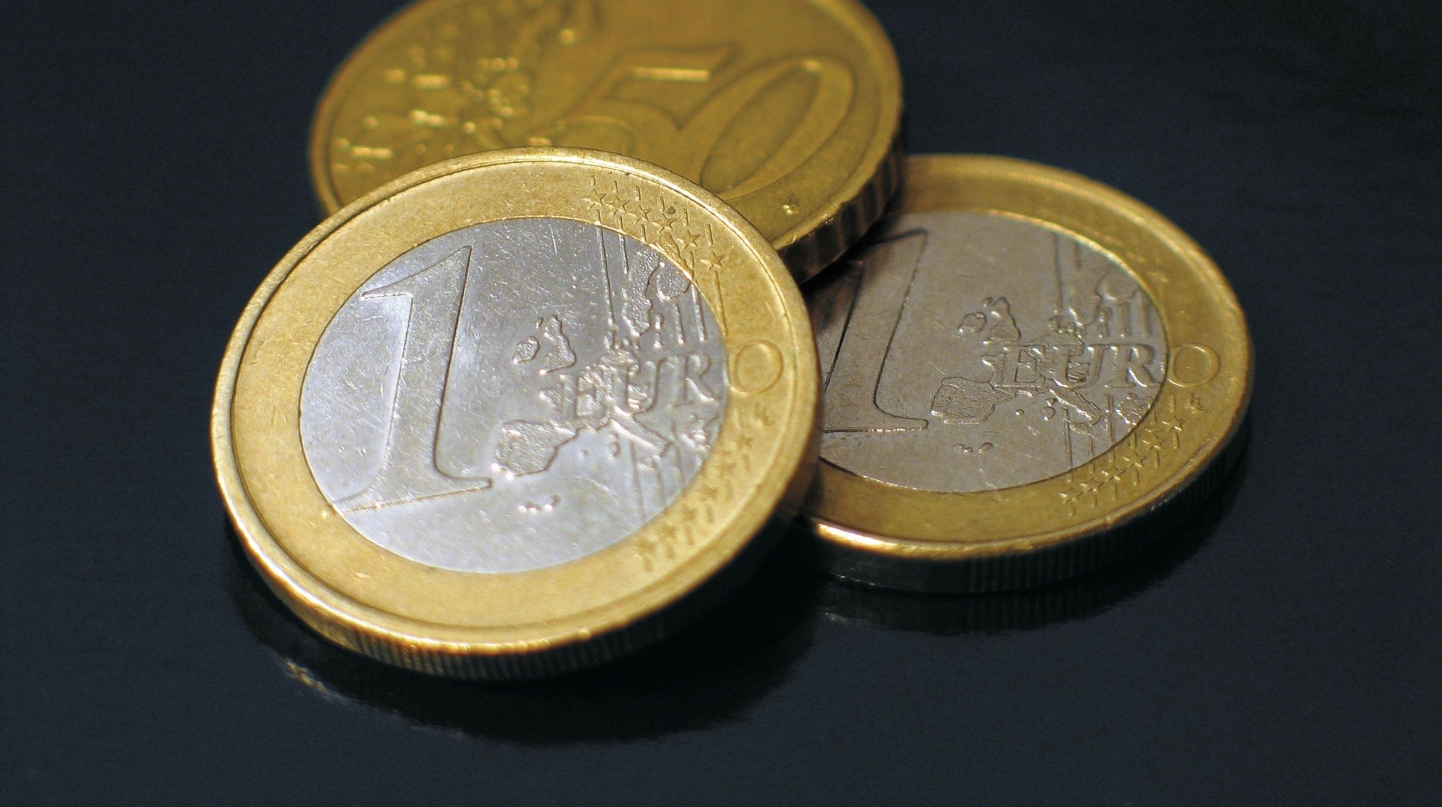Deutsche Welle: Κατά πόσο αποδυναμώνεται το ευρώ