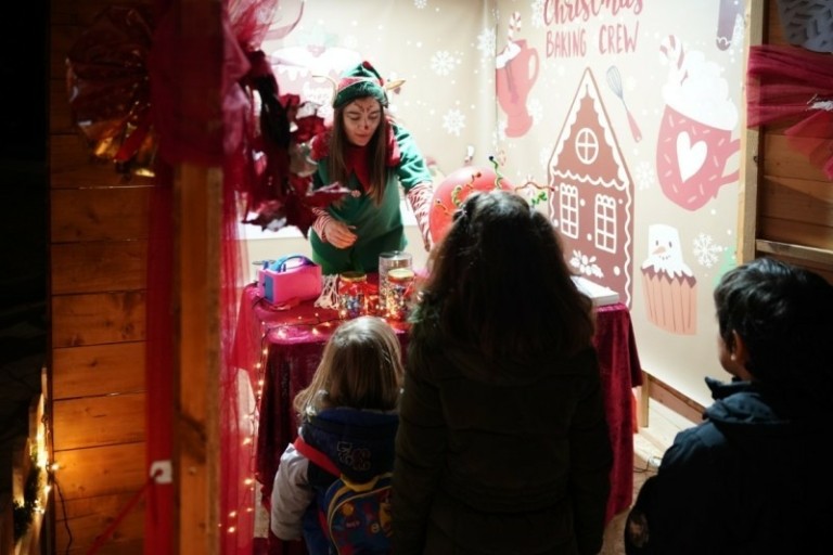 Δήμος Αθηναίων: 10 χριστουγεννιάτικα χωριά στήνονται σε ισάριθμες γειτονιές του (pics + vid)