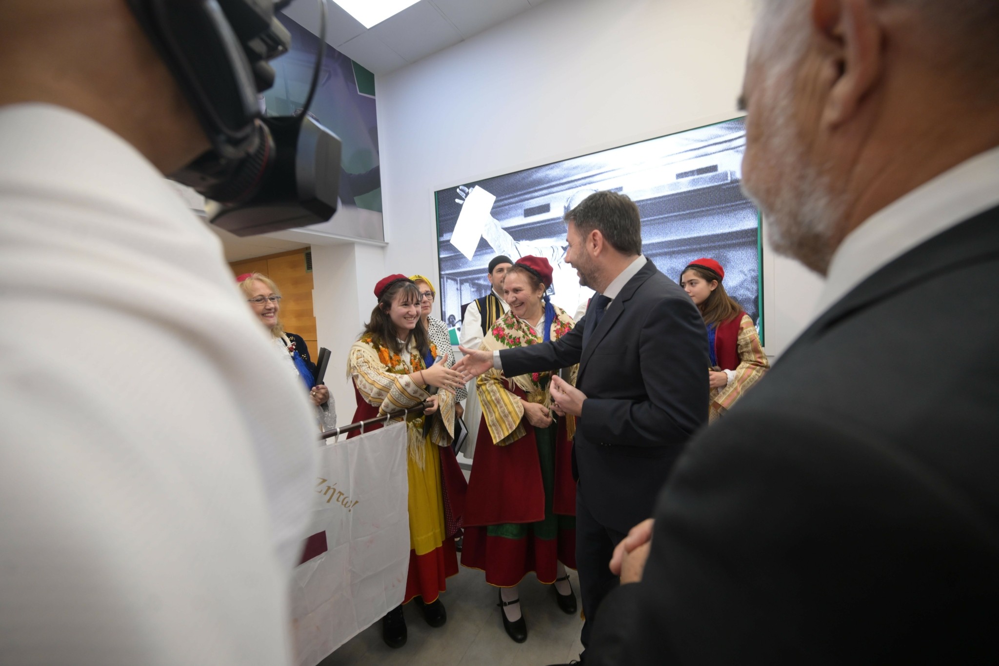 Χορευτικός όμιλος από το Ηράκλειο Κρήτης έψαλε τα κάλαντα στον Νίκο Ανδρουλάκη (pics)