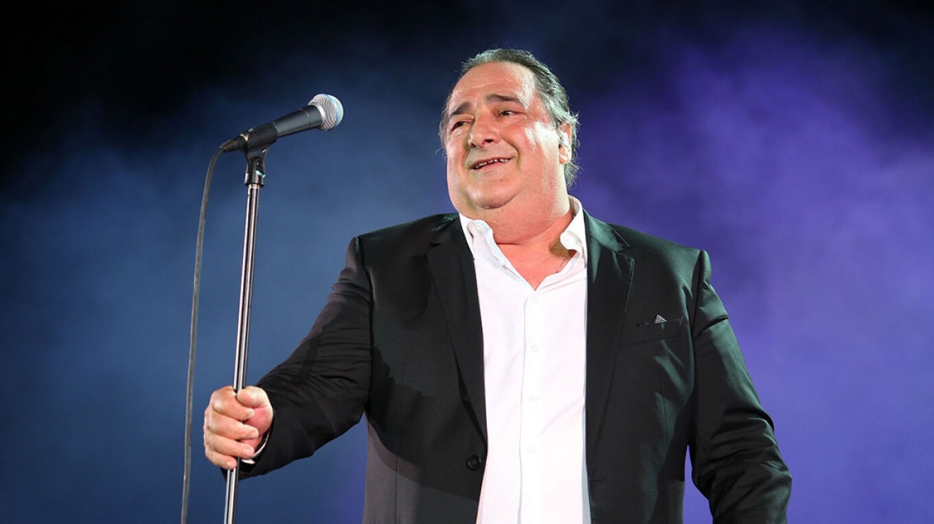 Βασίλης Καρράς: Σε λαϊκό προσκύνημα η σορός του – Την Τετάρτη στη γενέτειρά του η κηδεία του