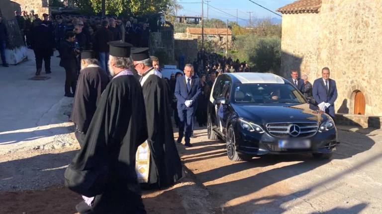 Συντριβή αεροσκάφους στην Καλαμάτα: Σε κλίμα οδύνης η κηδεία του επισμηναγού Κωστέα