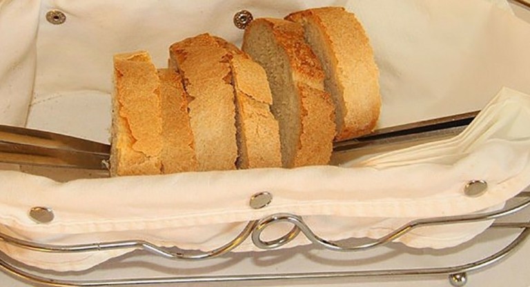 Πού μπορείτε να καταγγείλετε αν σας χρεώσουν το κουβέρ – Πρόστιμο 500 ευρώ για τους παραβάτες