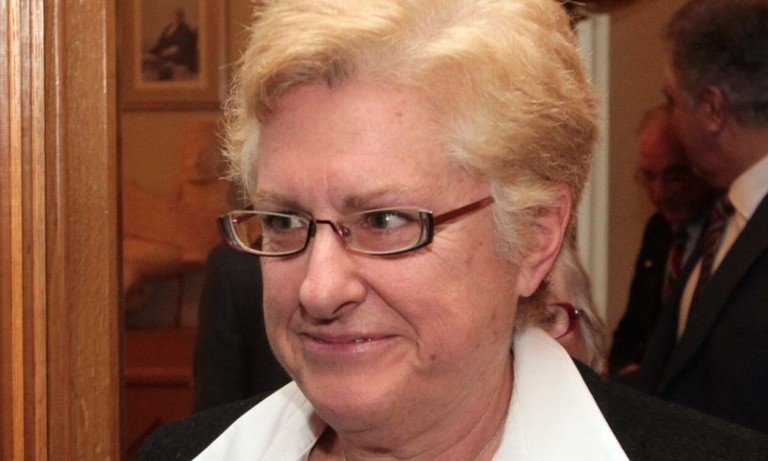 Επίθεση με γκαζάκια στην είσοδο της πολυκατοικίας που διαμένει η πρόεδρος της Επιτροπής Ανταγωνισμού