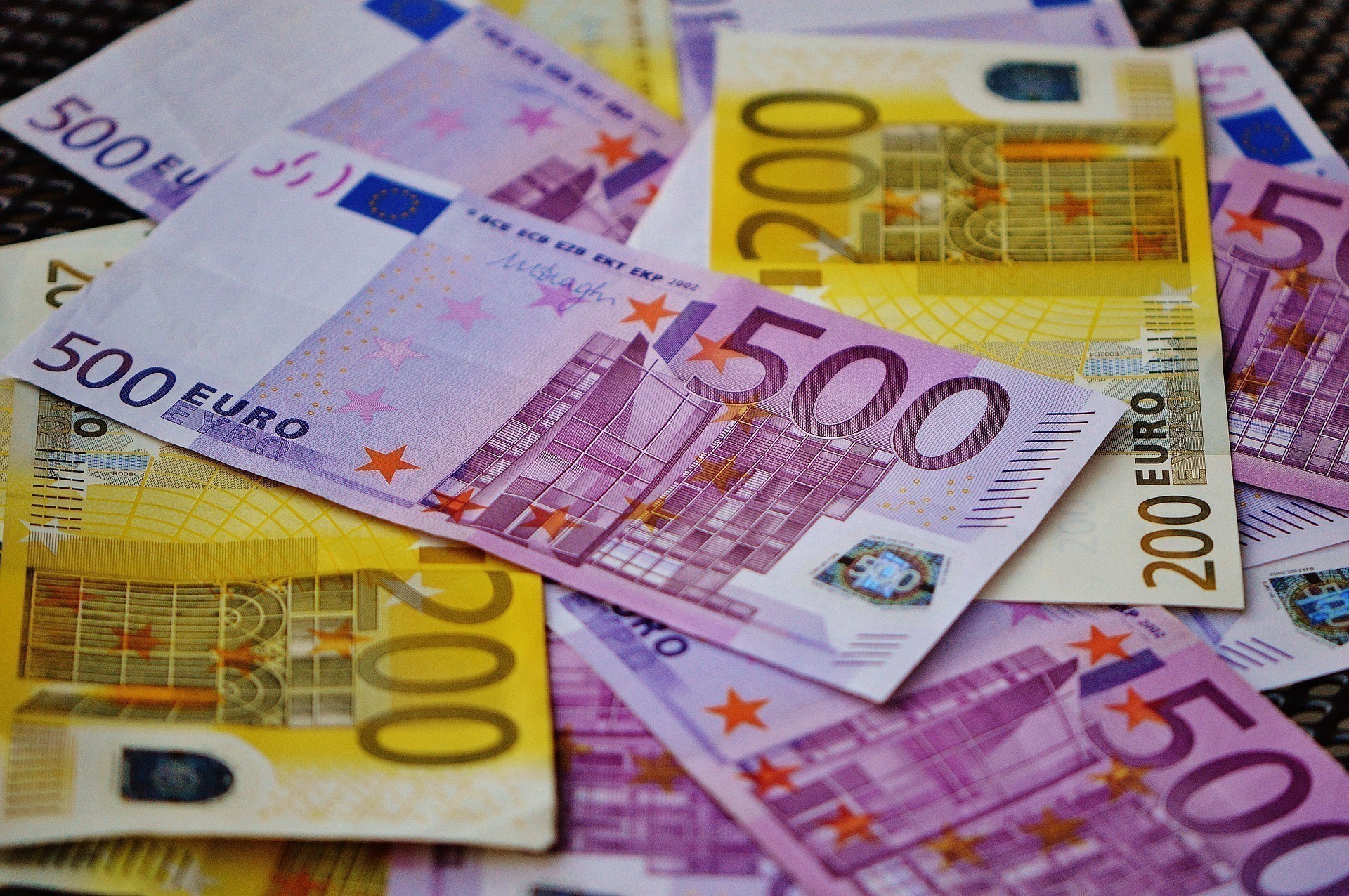 ΕΕ: Πλαφόν στα 10.000 ευρώ για πληρωμές σε μετρητά – Τι αλλάζει με τους νέους κανόνες