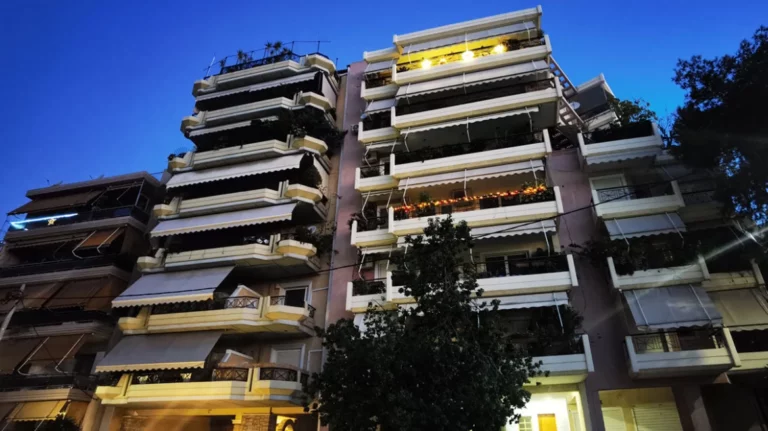 Νέα Σμύρνη: Ο 18χρονος ομολόγησε ότι κάρφωσε με ψαλίδι τον αδελφό του έπειτα από καβγά για ρούχα (upd)