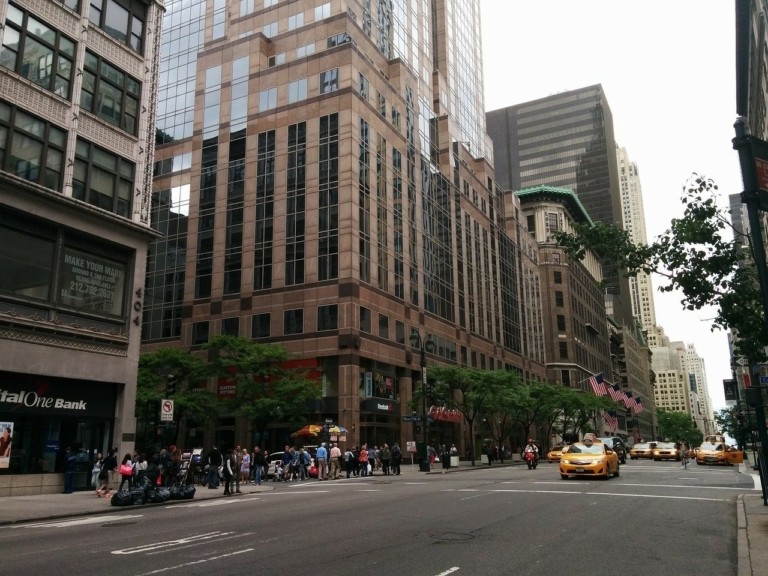 Η Prada διπλασιάζει την επένδυσή της στην 5th Avenue της Νέας Υόρκης