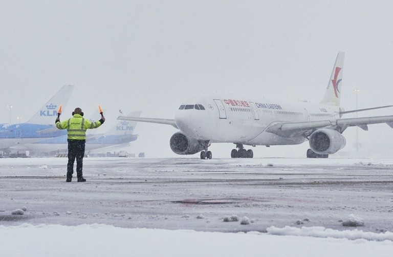 Στο έλεος του χιονιά η Ολλανδία – Ακυρώθηκαν δεκάδες πτήσεις (tweet)