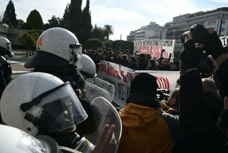 Σύνταγμα: Επεισόδια με χημικά συλλαλητήριο ενάντια στα ιδιωτικά πανεπιστήμια (pic + vid)