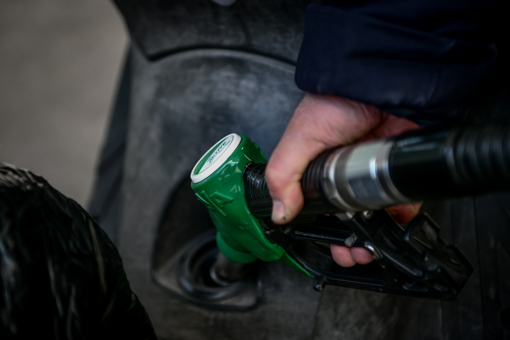 Καύσιμα: Πώς νοθεύουν τη βενζίνη – Το κόλπο με τις αντλίες (vid)