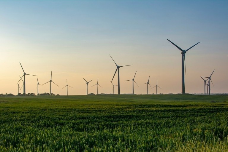 Ørsted: Εκτός από τα υπεράκτια προχωρά και τα χερσαία αιολικά πάρκα