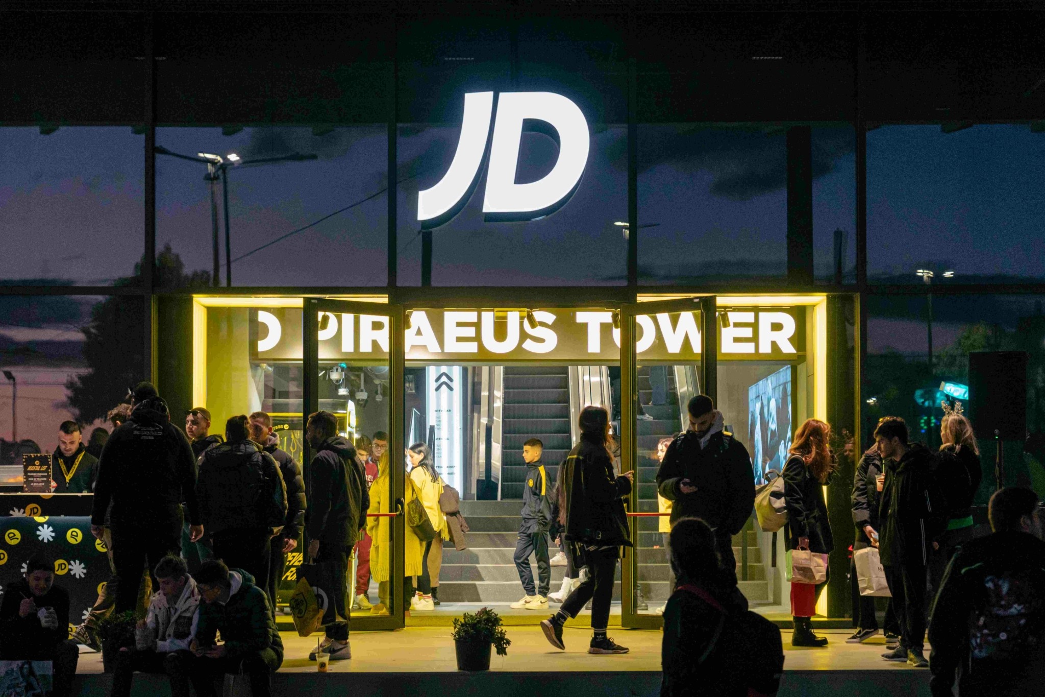 Άνοιξε τις πόρτες του το νέο JD Sports κατάστημα στον Πύργο του Πειραιά (pics)