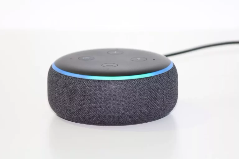 Amazon: Έρχεται η νέα «ανανεωμένη Alexa» – Τι δυσκολεύει το εγχείρημα
