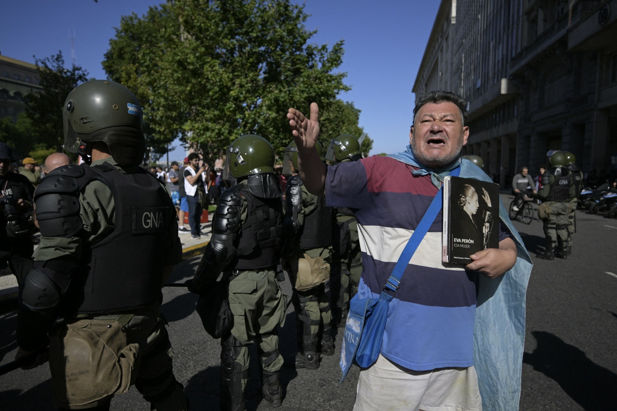 Αργεντινή: Πρώτη μαζική κινητοποίηση εναντίον της λιτότητας του προέδρου Χαβιέρ Μιλέι