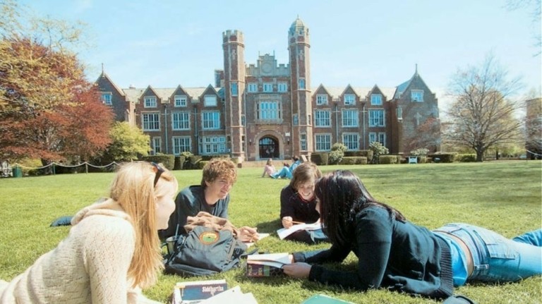 Βρετανία: Οι αυξήσεις στα επιτόκια εκτόξευσαν τα φοιτητικά δάνεια σε 10 δισ. στερλίνες