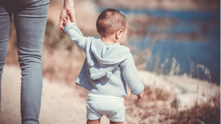 Νταντάδες της Γειτονιάς: Πιλοτική εφαρμογή σε 62 δήμους – Ποια είναι η διαδικασία