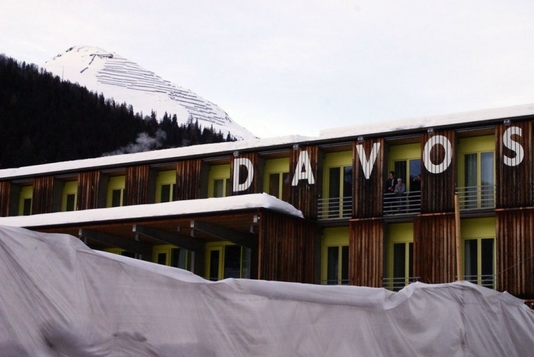 Νταβός: Μικρό καλάθι από τους τραπεζίτες για μείωση στα επιτόκια – «Μη βιάζεστε!» (γράφημα)