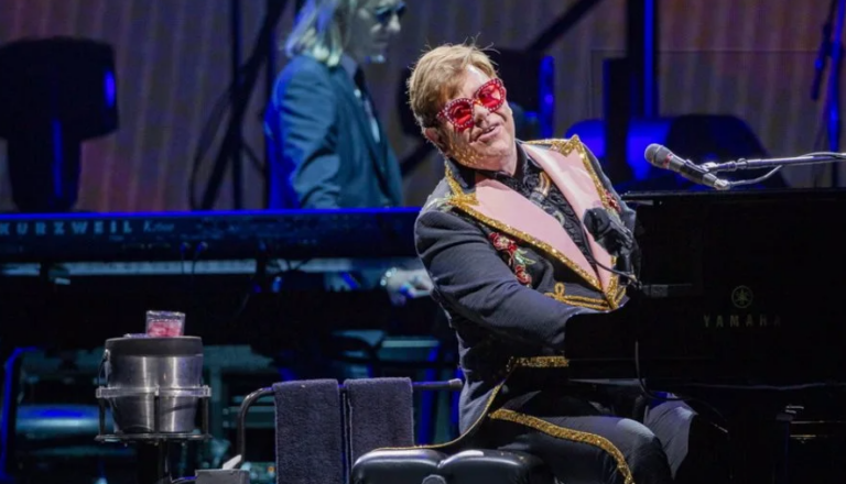 Έλτον Τζον: Από ασημένιες μπότες μέχρι διαμάντια και κουστούμι με στρας στη δημοπρασία του οίκου Christie’s