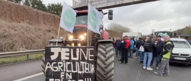 Γαλλία: Αποσύρεται το σχέδιο αύξησης του φόρου στο αγροτικό ντίζελ – Επιμένουν στα μπλόκα οι αγροτές (upd)