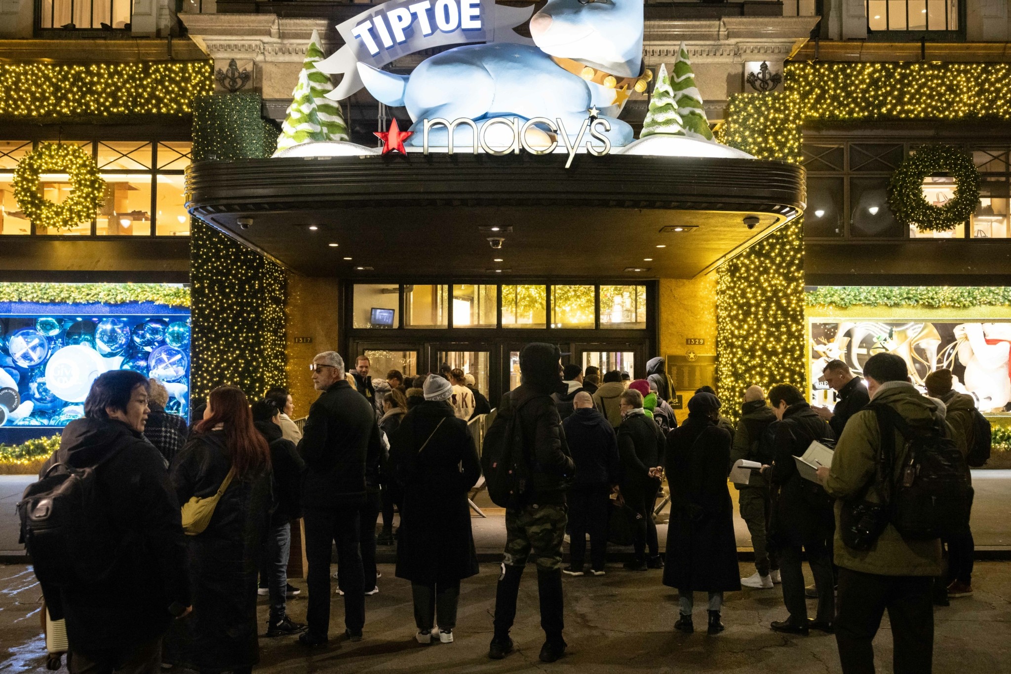 Macy’s: Η εμβληματική αλυσίδα της ΝΥ διώχνει 2.300 άτομα και κλείνει 5 καταστήματα