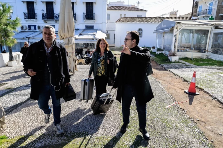 Στις Σπέτσες οι βουλευτές του ΣΥΡΙΖΑ – Το απόγευμα ξεκινούν οι τριήμερες εργασίες της κοινοβουλευτικής ομάδας (vid) 