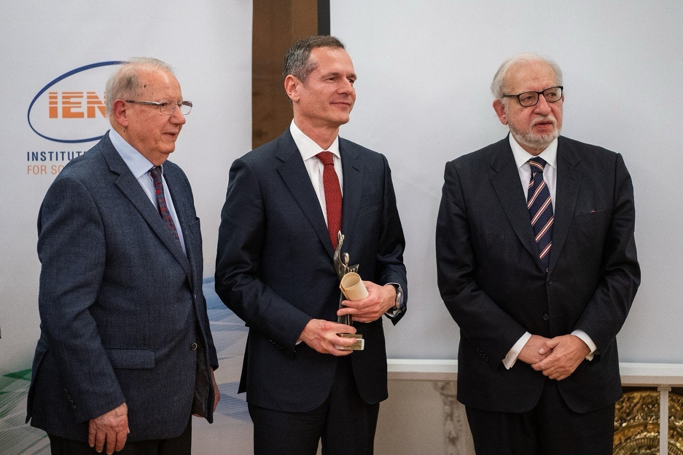 Ο πρόεδρος και CEO του ΑΔΜΗΕ Μάνος Μανουσάκης βραβεύτηκε από το Ινστιτούτο Ενέργειας Νοτιοανατολικής Ευρώπης
