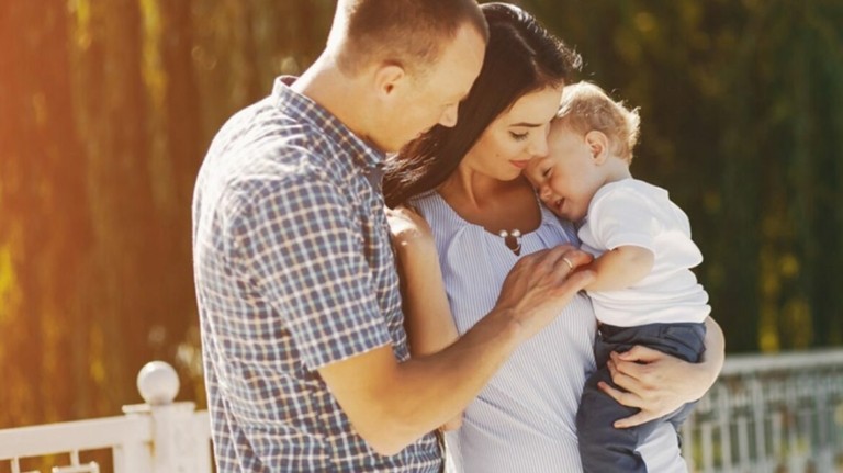 Άμεσα μέτρα στήριξης νέων ζευγαριών με παιδιά ανακοινώνει η κυβέρνηση