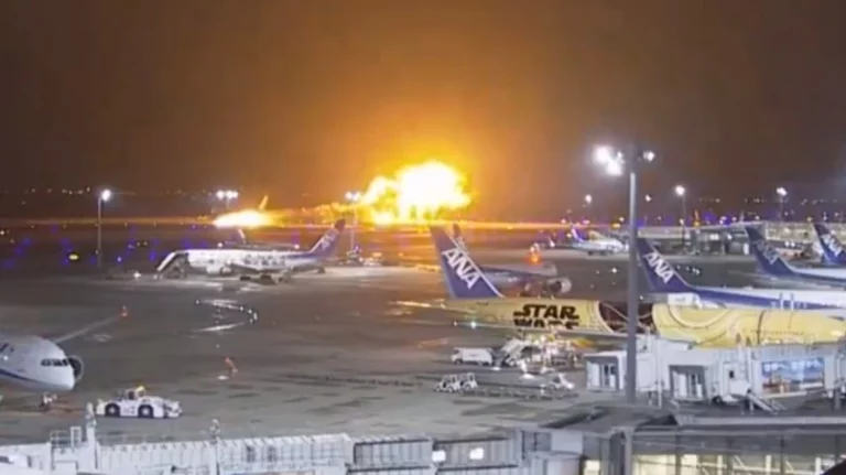 Στις φλόγες αεροπλάνο της Japan Airlines στο αεροδρόμιο του Τόκιο – Σώοι οι 379 επιβαίνοντες (vid)