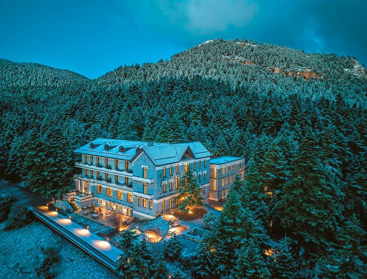 Από κτίρια-φαντάσματα, σε 5στερα resort: Τα ιστορικά ελληνικά ξενοδοχεία που μαγεύουν τους επισκέπτες (pics)