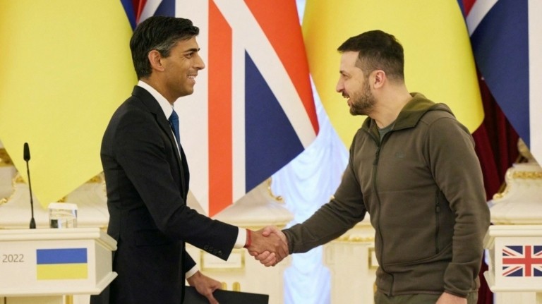 Σύμφωνο για την ασφάλεια υπέγραψαν Σούνακ και Ζελένσκι – Απειλεί τη Βρετανία ο Μεντβέντεφ (tweets + pic)