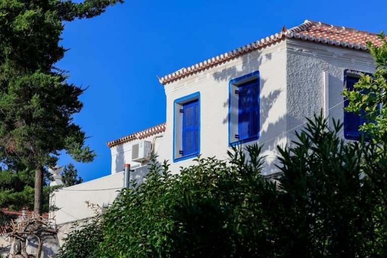 Σπέτσες: Τα αναμνηστικά δώρα στους βουλευτές του ΣΥΡΙΖΑ και τα «μαθήματα» social media